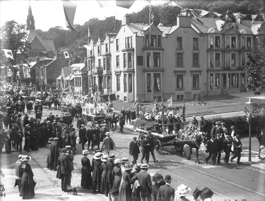Parade in Henderson Street, Bridge of Allan, 1911