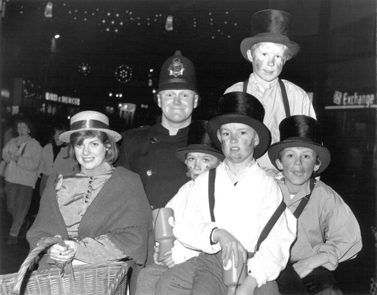 Street entertainers took a Victorian Christmas theme
